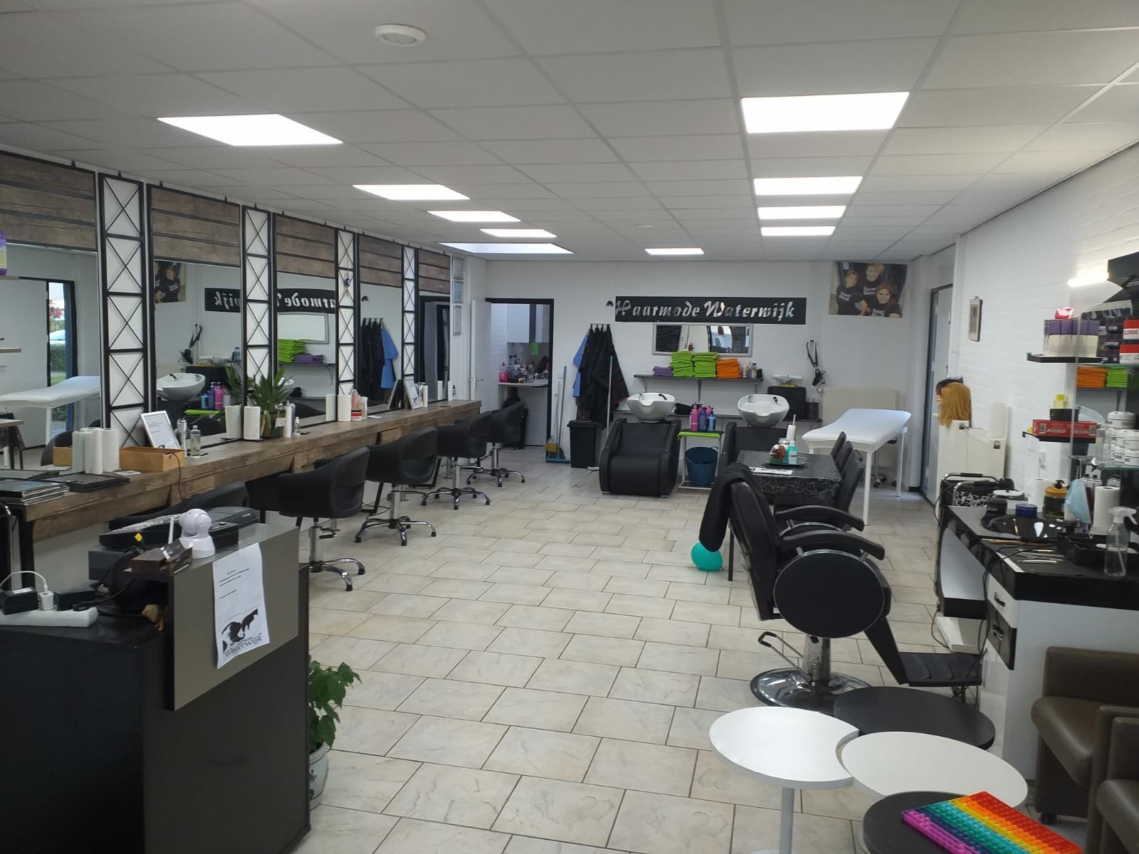 De salon van Haarmode Waterwijk in Almere: stoelen, spiegels en de wasplaatsen
