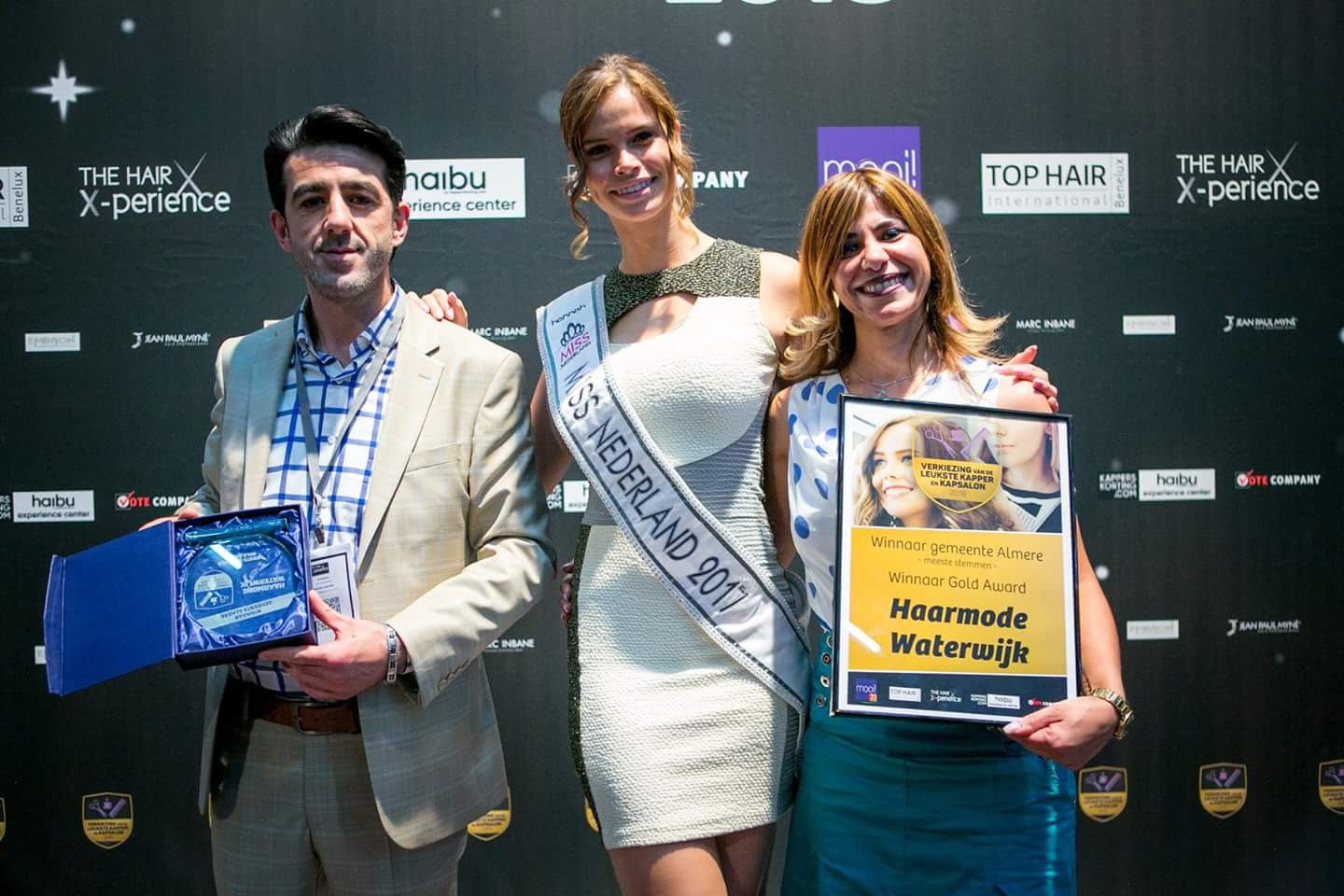 Het certificaat van Haarmode Waterwijk op de uitreiking bij The Hair X-perience