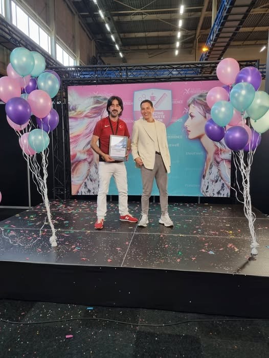Semi op het podium bij de uitreiking