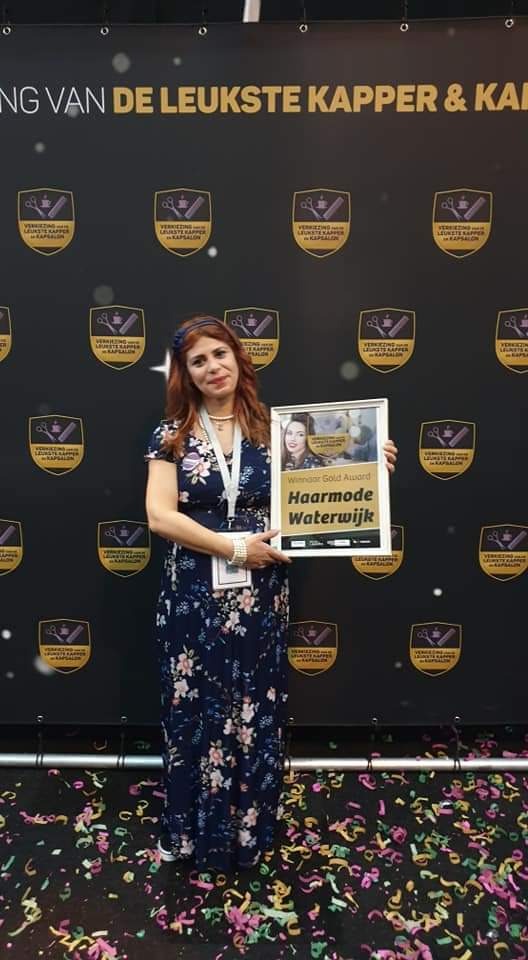 Rosa met het certificaat Winnaar Gold Award van Haarmode Waterwijk