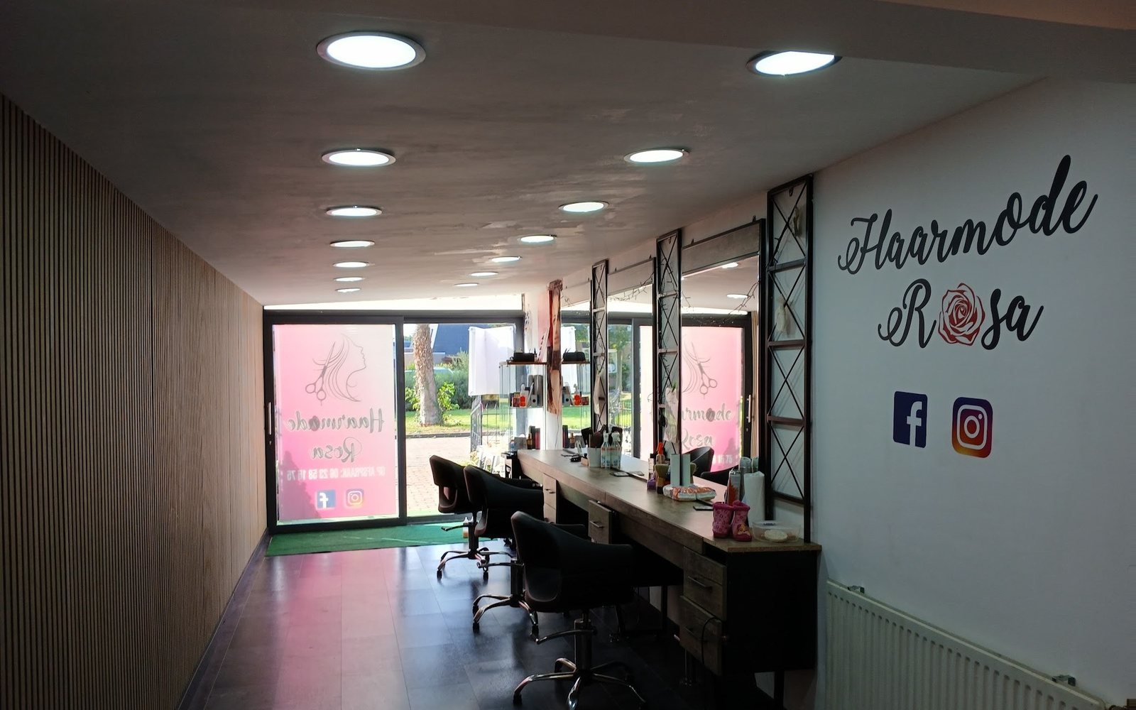 Haarmode Rosa in Lelystad: de lange salon met de naam Haarmode Rosa op de muur